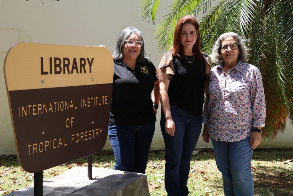 Yariliz R. Quiles-Martínez outside of the library with coworkers